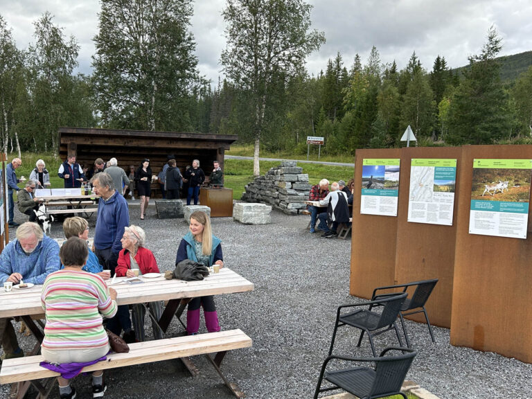 På informasjonspunktet kan besøkende få informasjon om Børgefjell nasjonalpark, de kan lage seg mat på bålpannen, grille eller hygge seg i gapahuken.