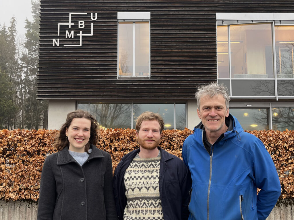 Studentene Inger Sverdrup Sevre, Tarjei Sundsli og veileder Knut Bjørn Stokke hos NMBU (Norges miljø-og biovitenskapelige universitet) forteller om feltarbeidet de gjennomførte for Færder kommune. Foto: NMBU