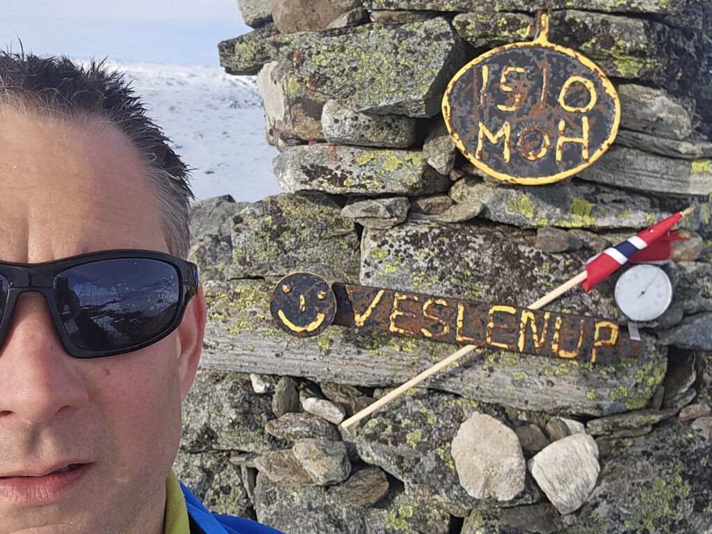 Per Wraa er landbruksrådgiver for skog, vilt og naturforvaltning i Vinje nasjonalparkkommune og deltar i et ad hoc-utvalg som har foreslått flere tiltak for å ta vare på villreinen. Her fra det populære utsiktspunktet Veslenup ved Haukeli, der du ser utover Hardangervidda nasjonalpark.