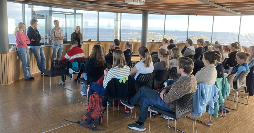 Fra studentenes presentasjoner av arbeidene sine på Besøkssenteret for Færder nasjonalpark på Verdens Ende. Kommuneplanlegger Tron Myrén, miljørådgiver Ronny Meyer i Færder nasjonalparkkommune og nasjonalparkforvalter Anne Sjømæling deltok også.
Foto: Færder nasjonalparkkommune.